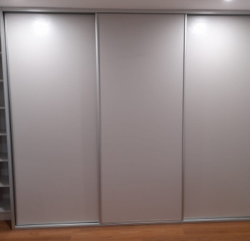 Classic White in matt silver frame