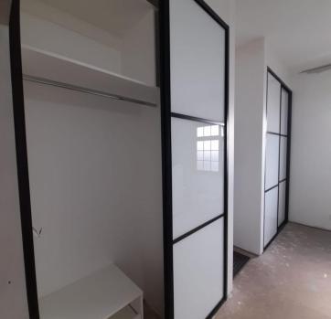 Super white glass with black expression frames