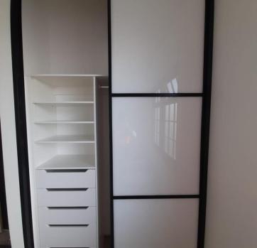 Super white glass with black expression frames